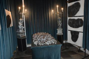Koprivnica: IzloÅ¾ba slika, instalacija i sliÄnih umjetnina u mrtvaÄnici na groblju