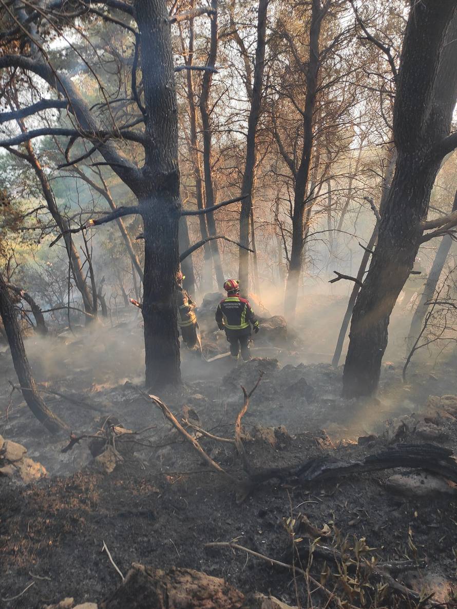 Požari na makarskom području još su aktivni: Bura sve otežava