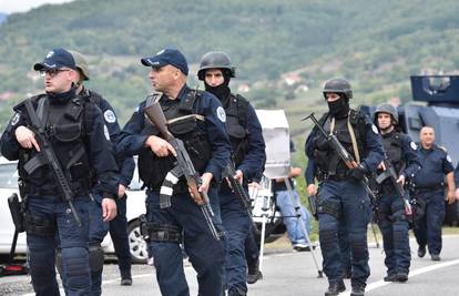 Policija je i dalje na sjeveru Kosova, Srbi blokiraju promet