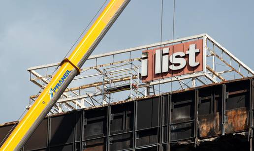 FOTO Sa zgrade Vjesnika su uklonili natpis Ve&ccaron;ernjeg lista