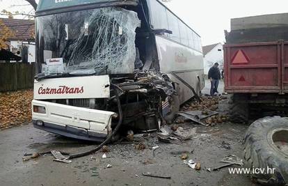 Sudarili se autobus i traktor, dvoje ljudi lakše je ozlijeđeno