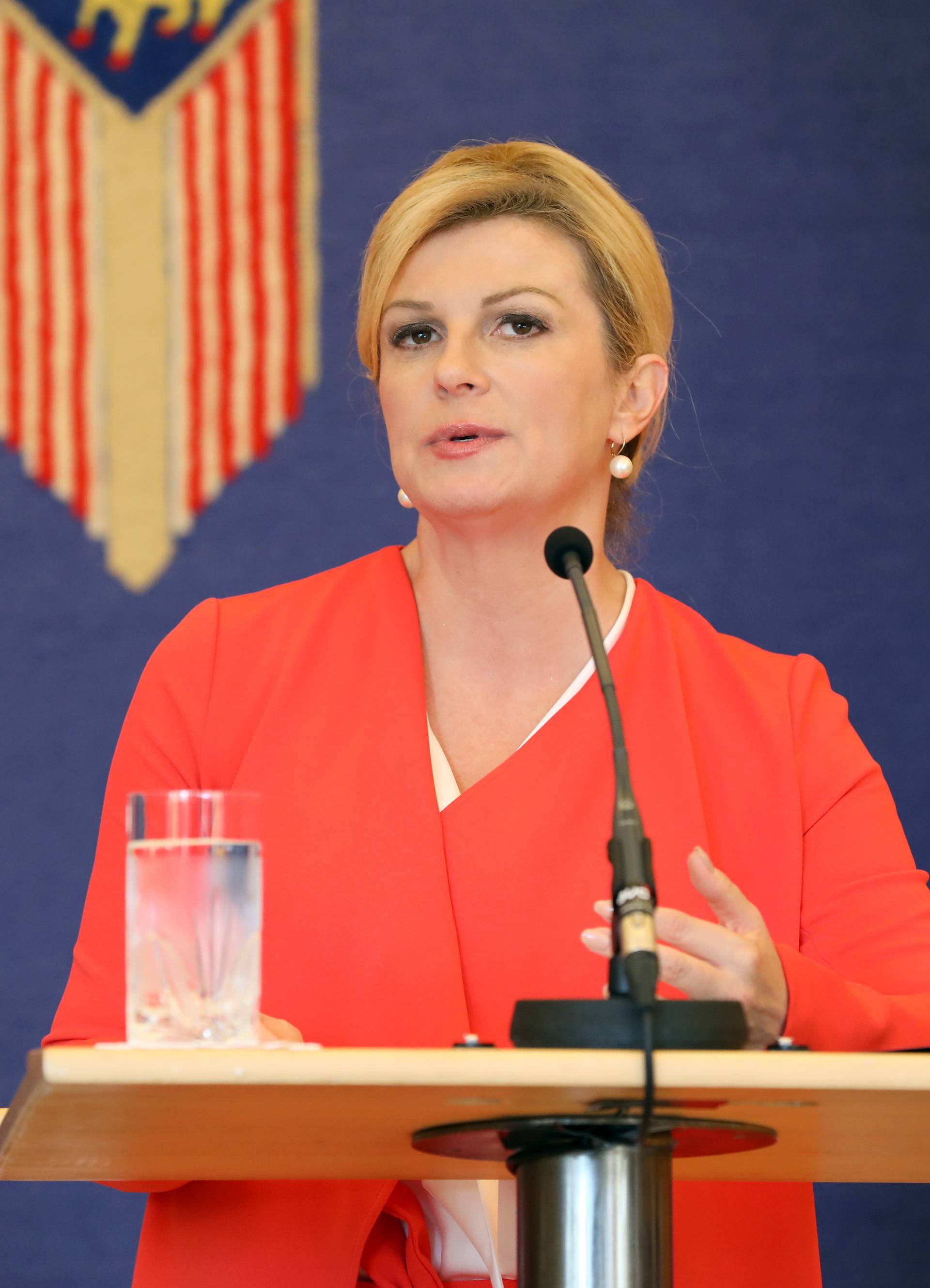 Kolinda hit ruskog magazina: Pokazala kako barata puškom