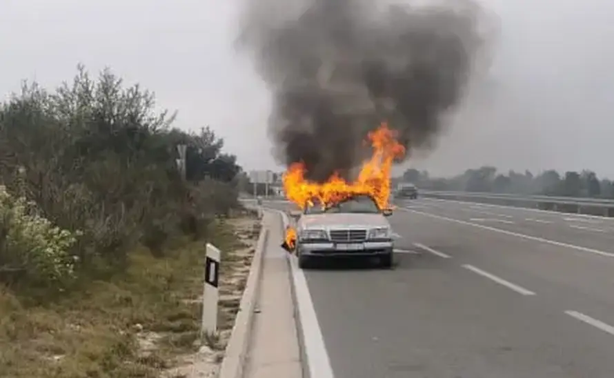 Izgorio Mercedes kod Srime...