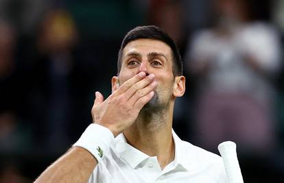 VIDEO Đoković se pravio kako gađa penal, Englezi prekinuli meč na Wimbledonu i slavili!