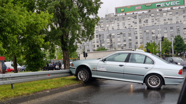 Prometni kolaps u Zagrebu: Na ogradu naletio svojim BMW-om