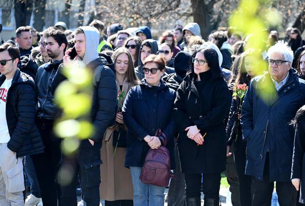 Skopje: Građani ispred Tehnološkog fakulteta upalili svijeće za sve poginule u požaru