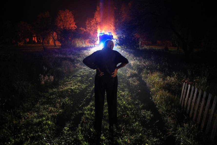 Nedaleko Lekenika vatrogasci se bore s vatrom koja je zahvatila vikendicu