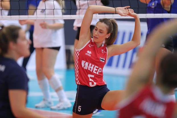 Zagrijavanje odbojkašica uoči početka susreta Hrvatske i Kosova u kvalifikacijama za odlazak na Europsko prvenstvo