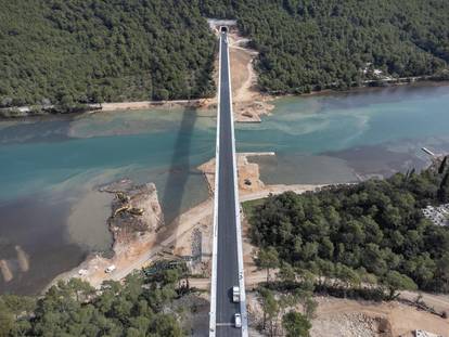 Pogled iz zraka na pristupne ceste za Pelješki most: Most Brijesta