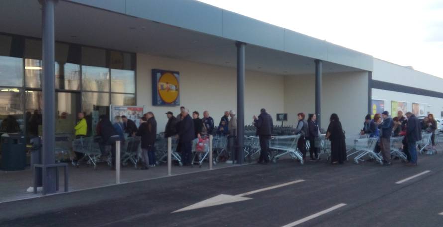 Slavonski Brod bez pitke vode: Redovi ispred dućana i cisterni