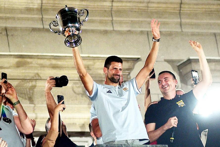 Pobjednik US Opena i osvajač sad ukupno 24 Grand Slam naslova Novak Đoković dočekan je u Beogradu zajedno sa srebrnim košarkašima, te se rasplakao pred tisućama navijača