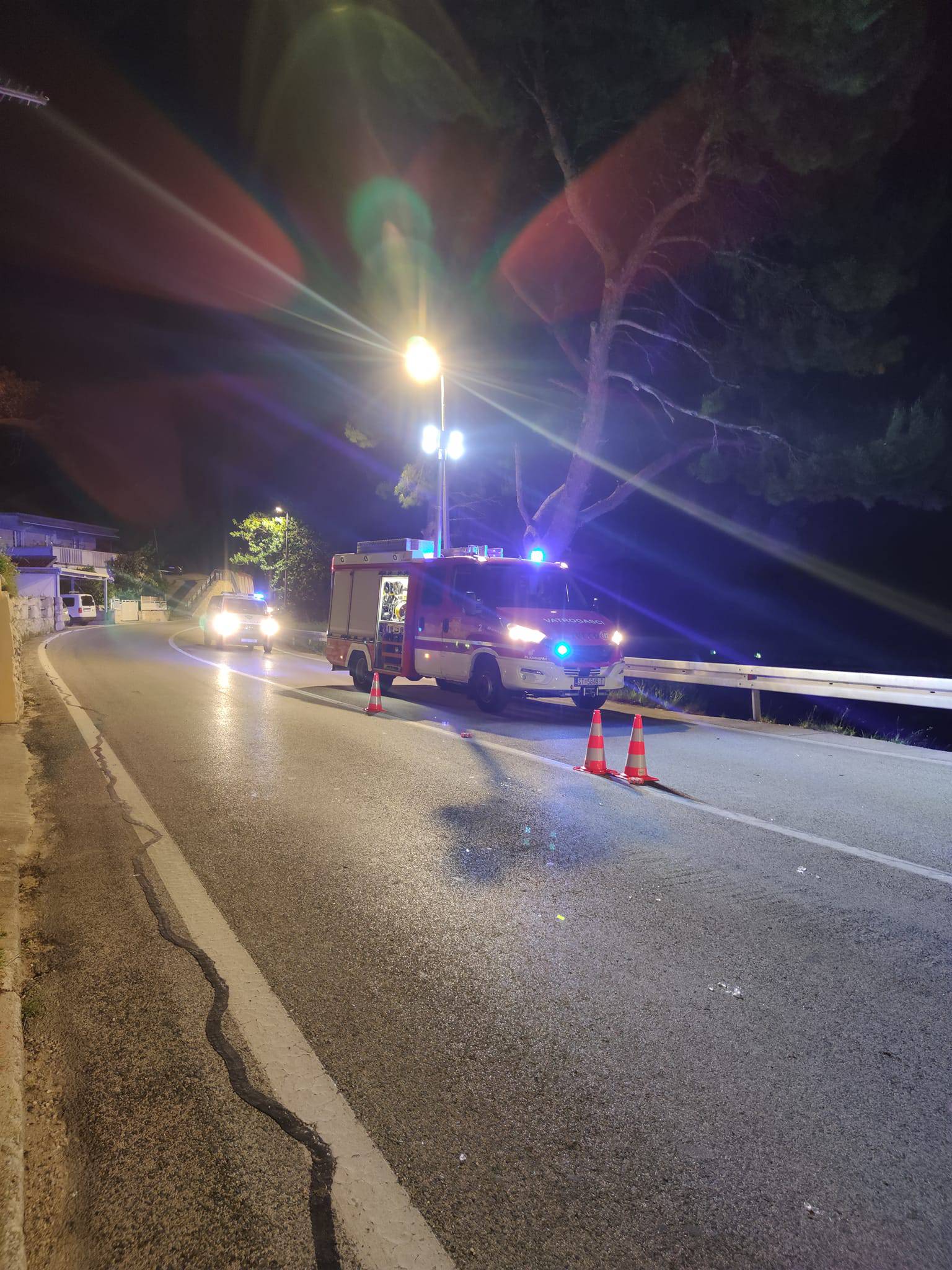 FOTO U Krilu Jesenice izletjeli s magistrale, vatrogasci izvlačili dvoje ozlijeđenih iz automobila