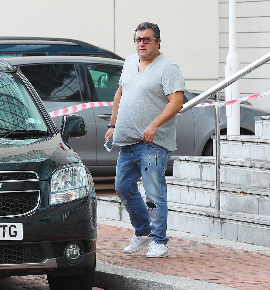Manchester: Agent  Paula Pogbe  Mino Raiola odlazi iz hotela 