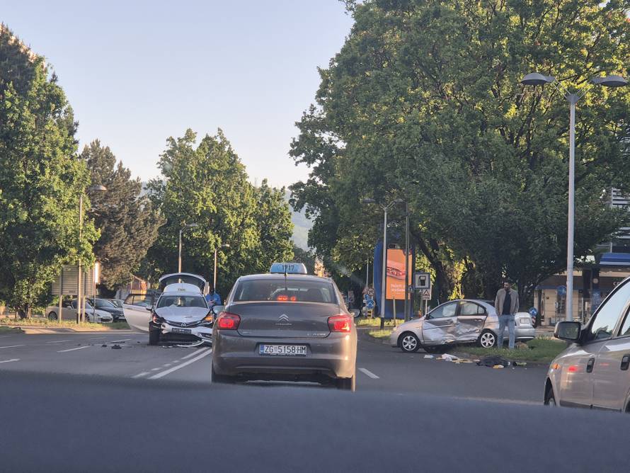 FOTO Nesreća u centru Zagreba: Sudarila se dva automobila...