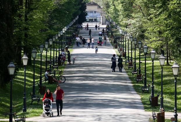 Građani iskoristili sunčanu i toplu subotu za boravak u parku Maksimir