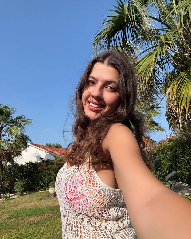 Sjećate se Selme i njenih izjava? Cijelo ljeto pozirala je golišava