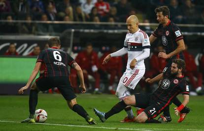 Bayernu tek bod u Frankfurtu, 'padavičar' Robben u elementu