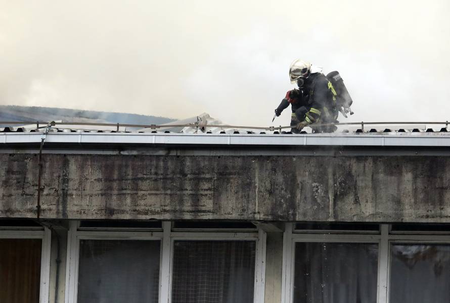 VIDEO Osnovna škola u Zagrebu gorjela više od dva sata, jedan vatrogasac je lakše ozlijeđen