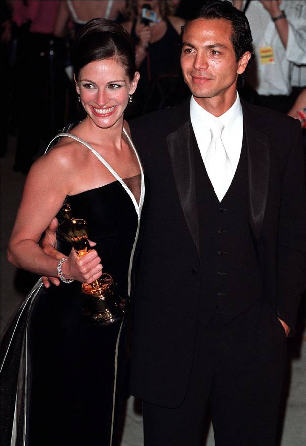 Julia Roberts and Benjamin Bratt.