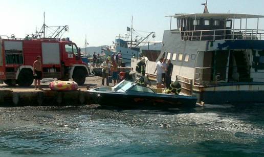 Biograd: Češki turist točio je gorivo i zapalio mu se gliser