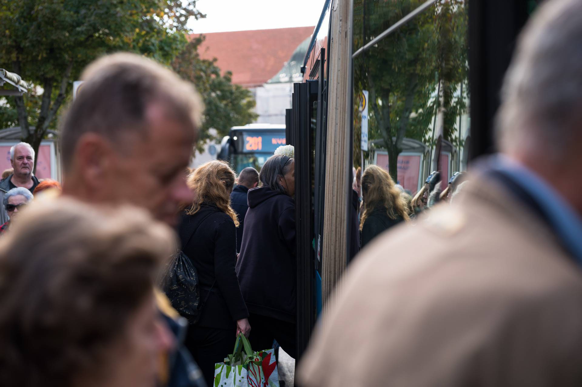 Zagreb: Brojni građani čekaju autobus za Mirogoj i Krematorij