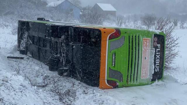 U Lici se prevrnuo još jedan bus