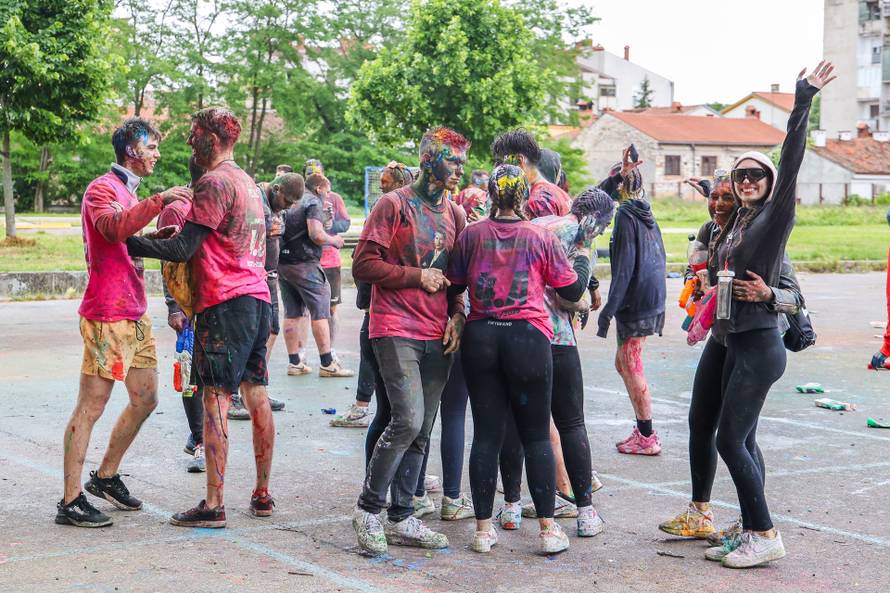 Pulski srednjoškolci slave kraj škole