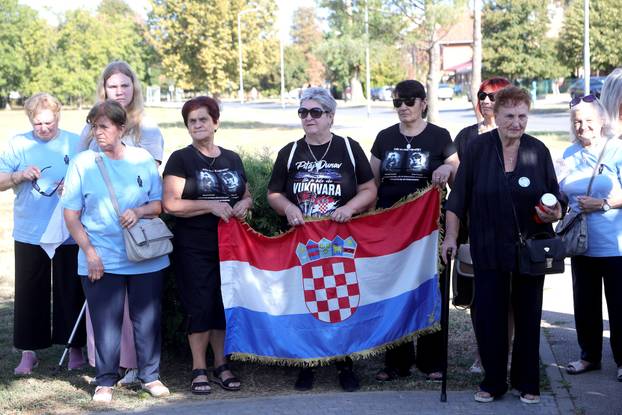 Vukovar: Polaganje vijenaca na spomen obilježju nestalim osobama u Domovinskom ratu