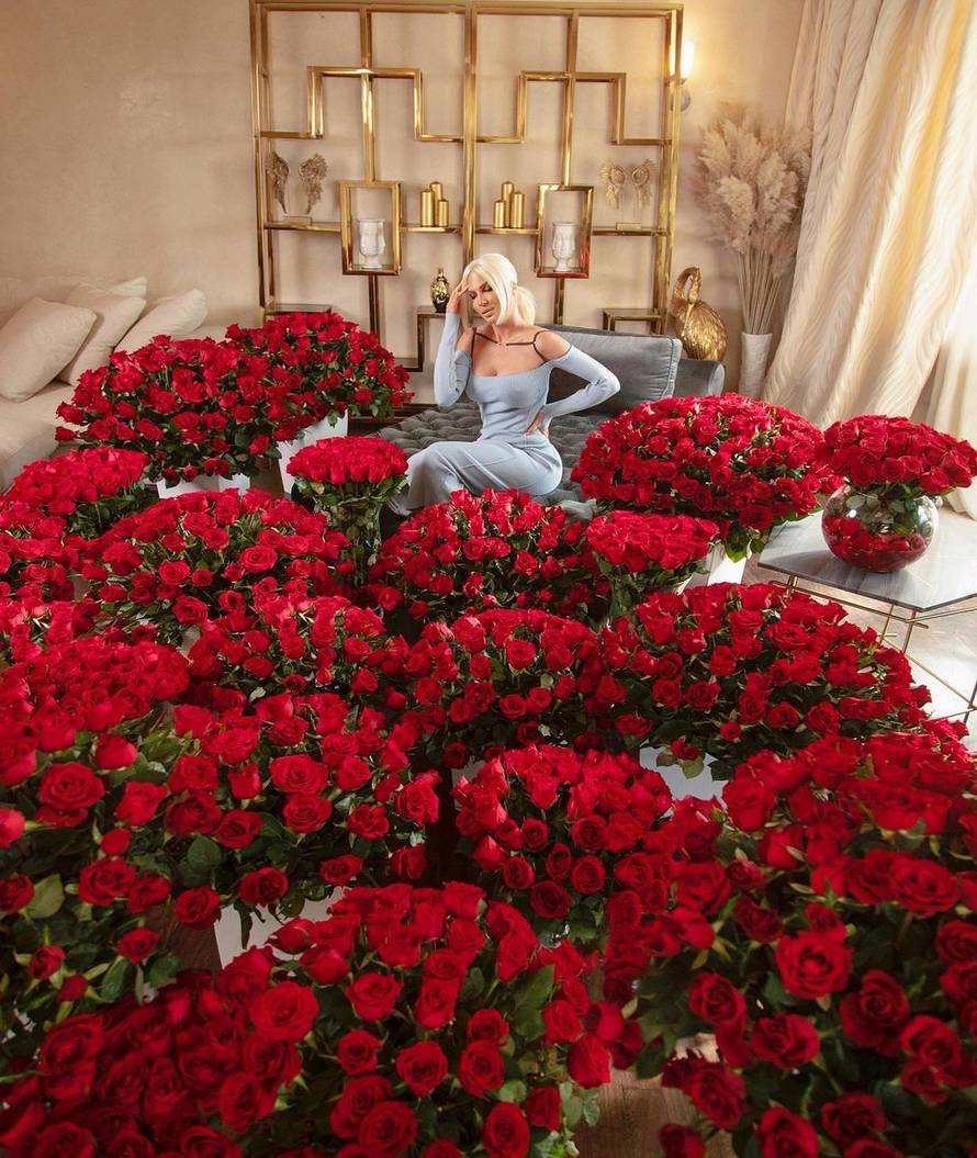 Karleuša se pohvalila s tri tisuće ruža za Valentinovo, voditeljica dobila pečeno prase pred vrata