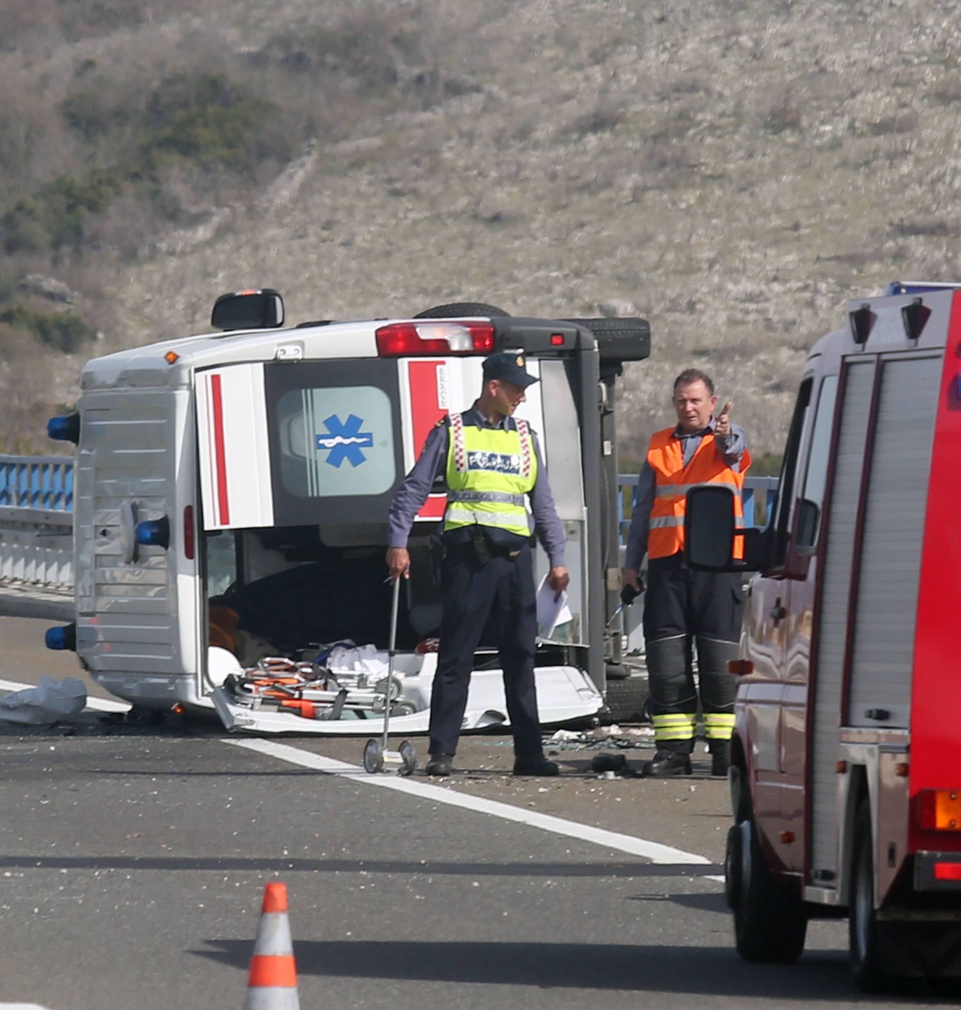 Vozilo Hitne pomoći izletjelo s autoceste, stradalo dvoje ljudi