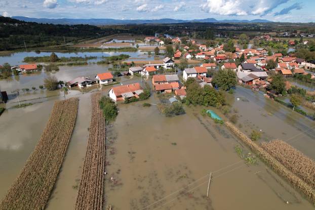 Pogled iz zraka na poplavljeno mjesto  Brodarci kod Karlovca 