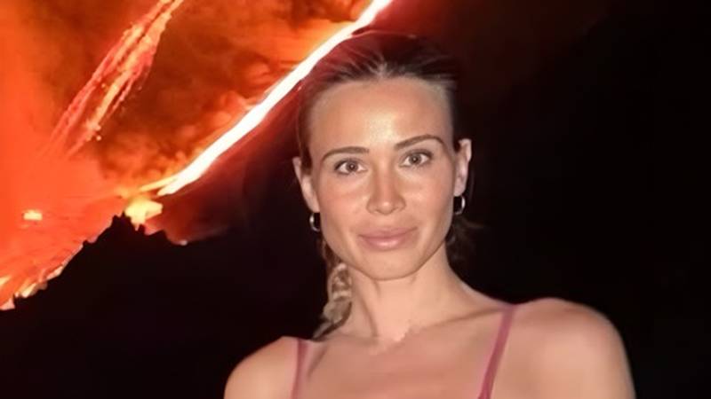 GORI SVE Znojna Diletta je bez grudnjaka pozirala na vulkanu