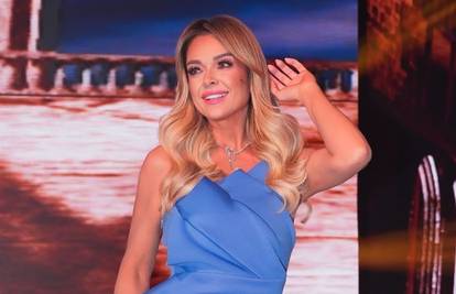 FOTO Minea oduševila scenu! Nebesko plava haljina i seksi izrez ostavili sve bez daha