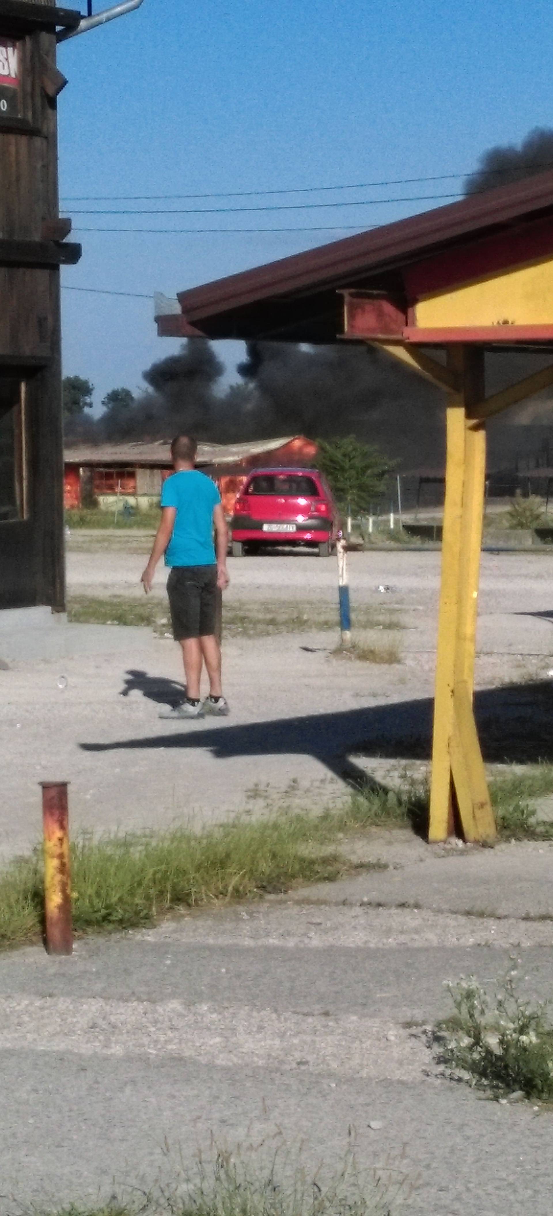 Požar na Jakuševcu: Zapalila se pečenjara, stigli vatrogasci