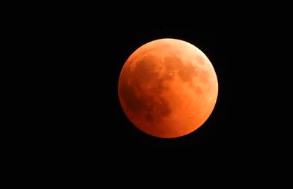Kako gledati ovaj fenomen? 'Krvavi vučji Mjesec' na nebu