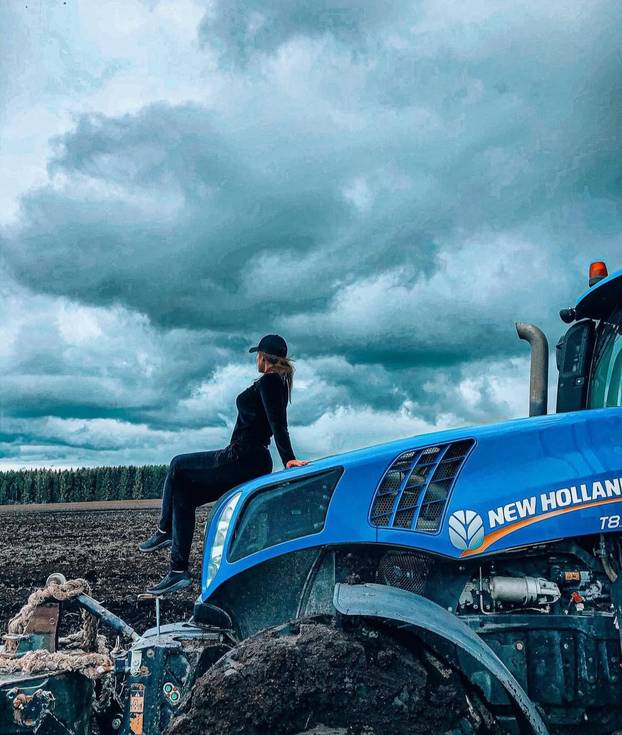 FOTO Vruća farmerica: Vozim traktor i radim teške poslove, ali uvijek u top kombinacijama
