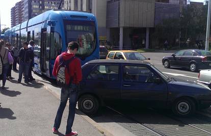 Sam se preparkirao: Zaboravio ručnu, auto otklizao na prugu