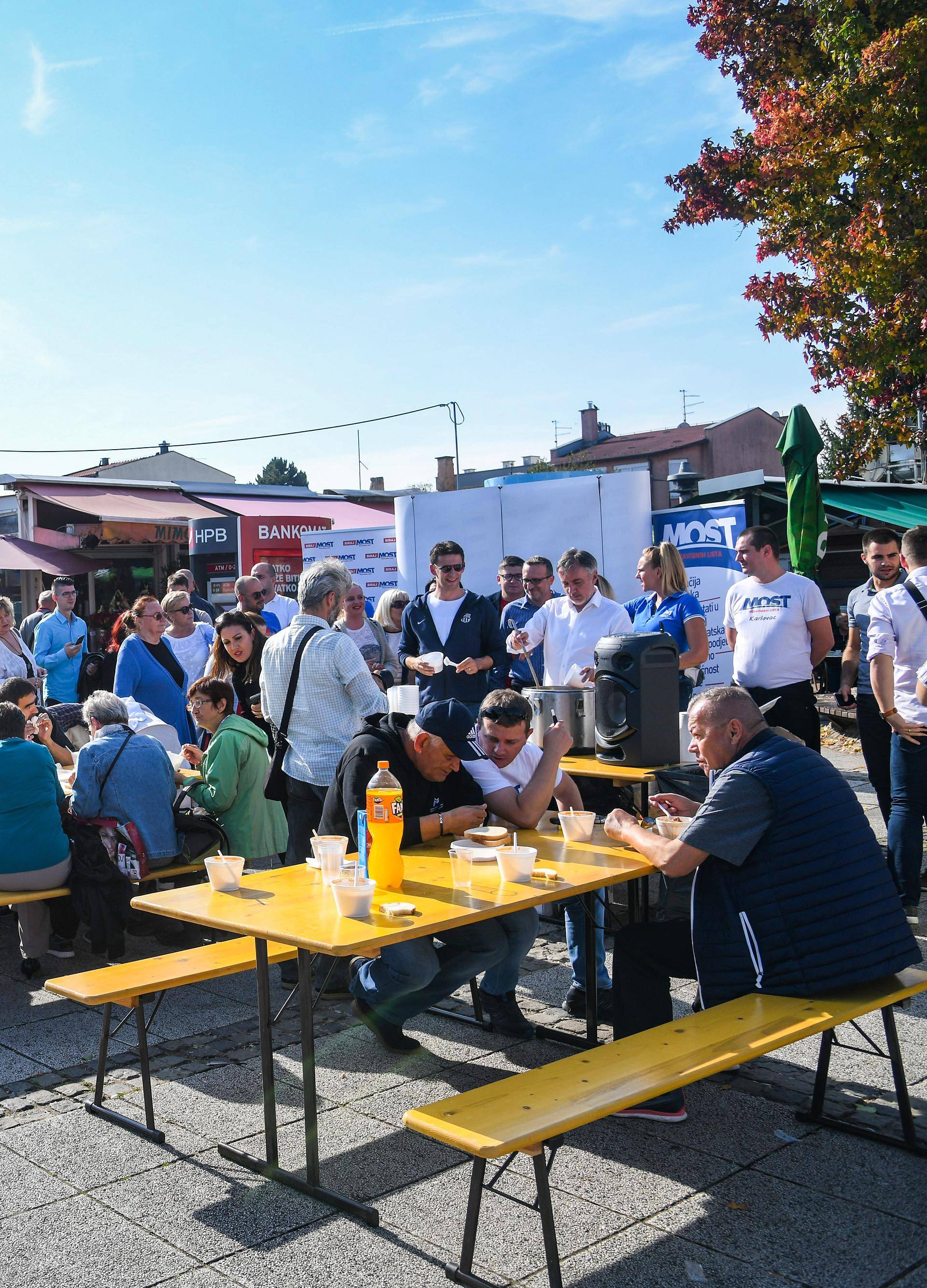 Škoro s Petrovom dijelio grah, žene ga grlile i milovale po licu