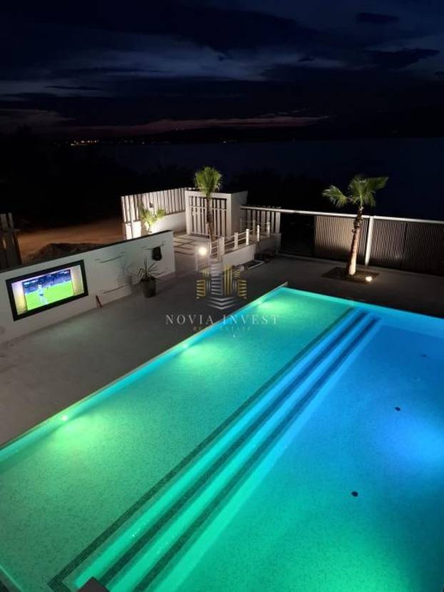 FOTO Luksuzni spektakl! Što mislite koliko stoji ova vila prvi red do mora u Novigradu?