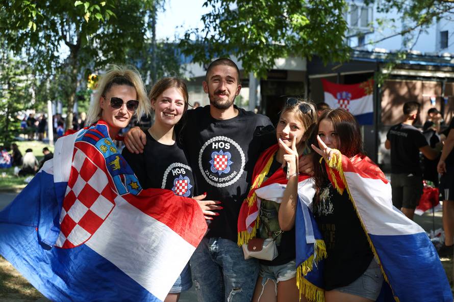 Fanovi se okupljaju u Zaprešiću uoči Thompsonova koncerta