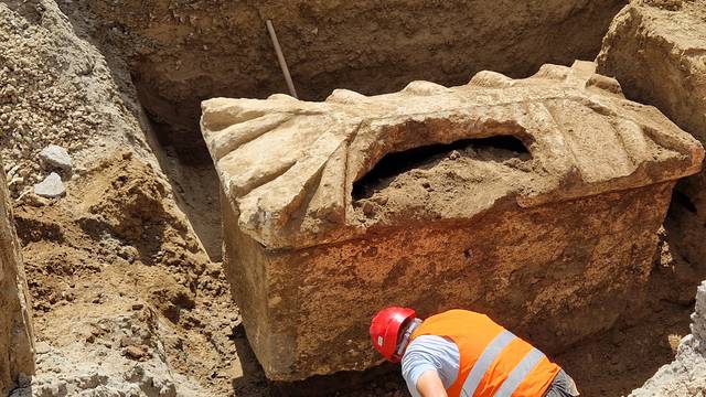 VIDEO Riješili misterij sarkofaga u Vinkovcima: Svi su očekivali blago, ali poklopac je razbijen...