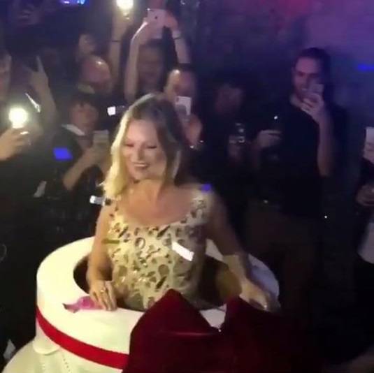 Kate Moss iskočila iz torte pa pokazala 'previše' ispod haljine