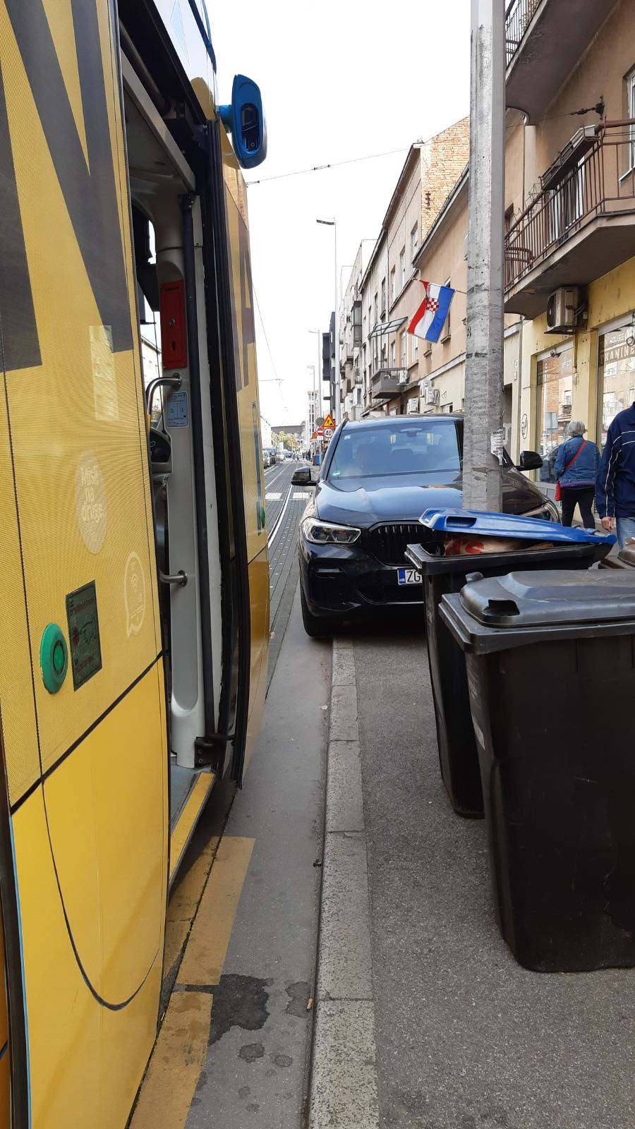 VIDEO Tramvaji stali u Zagrebu zbog BMW-a na pruzi: 'Nije bilo druge, morali smo ići pješice'