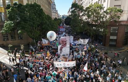 Argentina se oprostila od pape Franje 'simboličnim zagrljajem' na misi na otvorenom