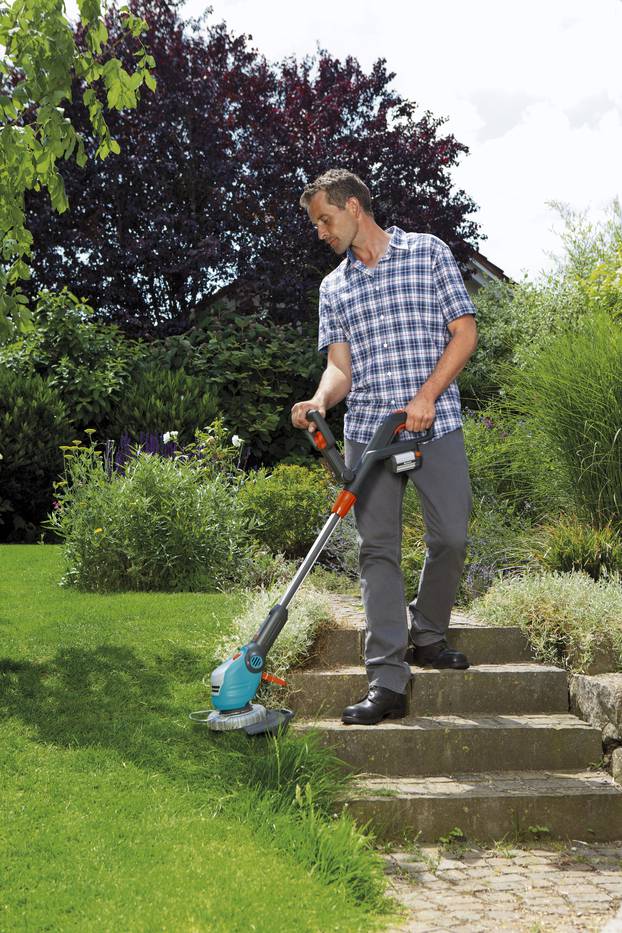 Male površine travnjaka brzo se uređuju GARDENA HandyMower-om.