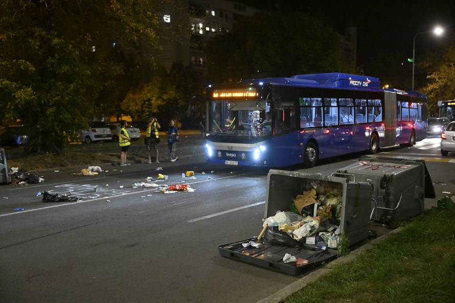 Policija i vojska suzavcima rastjerala okupljene prosvjednike u Novom Beogradu