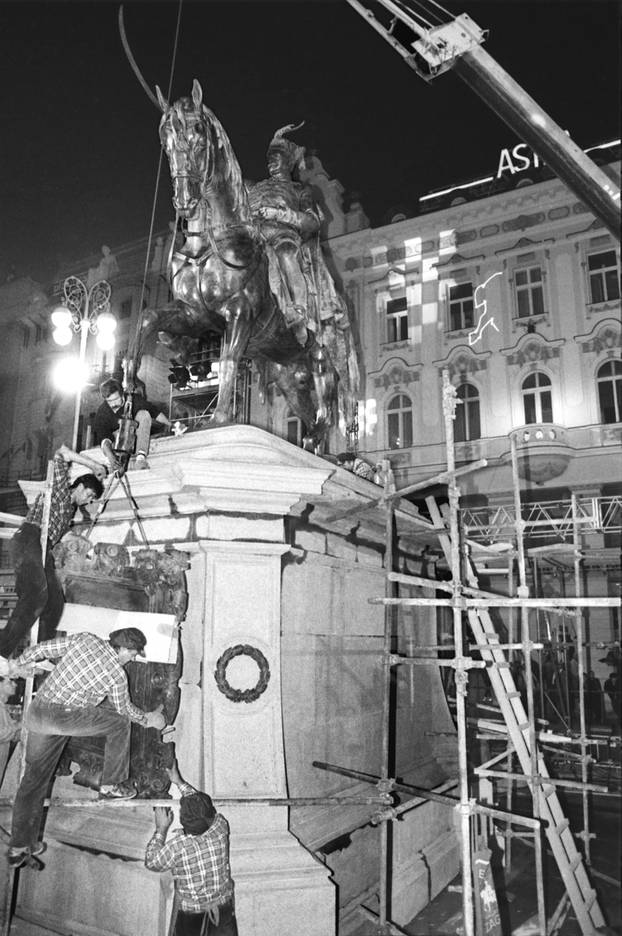 Zagreb: Nakon 43 godine spomenik bana Josipa Jelačića vraćen na Trg, 16.10.1990.