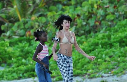 Amy Winehouse planirala je posvojiti Danniku (10) s Kariba