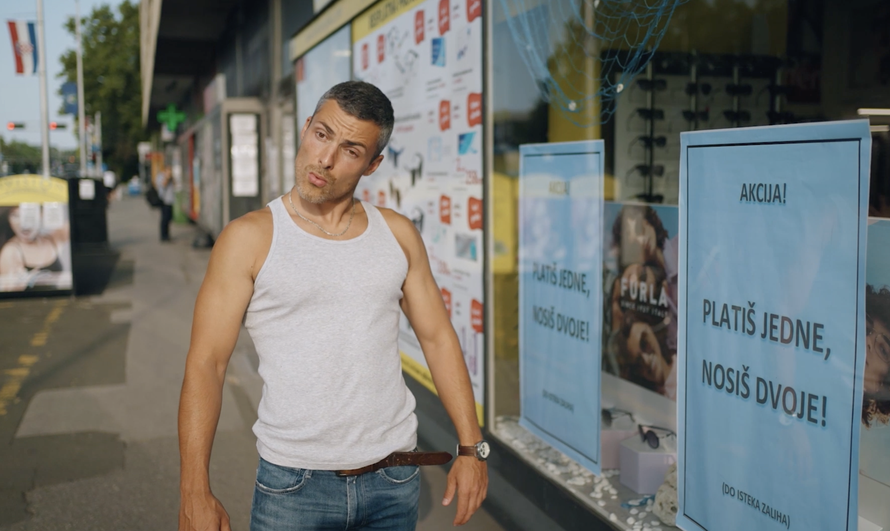 Ono kad nabildani frajer krivo shvati  'Platiš jedne, nosiš dvoje' pa umjesto naočala želi nju...