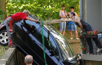 Izbjegli tragediju: Automobil zamalo završio u rijeci Kupi